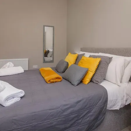 Hollis House York- 4 Bedroom With Free Parking Holiday home Strensall